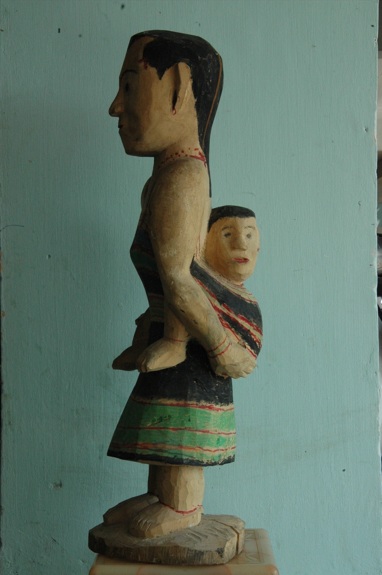 Tác phẩm điêu khắc gỗ Mẹ địu con của nghệ nhân Clâu Bh’Lao