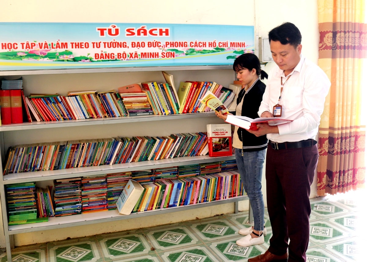 Cán bộ, đảng viên xã Minh Sơn, huyện Bắc Mê tiếp cận sách tại “Tủ tài liệu Chi bộ” và “Tủ sách học tập và làm theo tư tưởng, đạo đức, phong cách Hồ Chí Minh”.