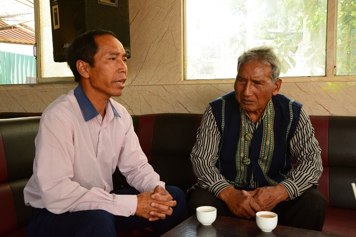 Già làng Ka Să Ha Tang (phải) kịch liệt lên án hành động dã man của nhóm đối tượng tấn công trụ sở UBND xã ở huyện Cư Kuin (Đắk Lắk)