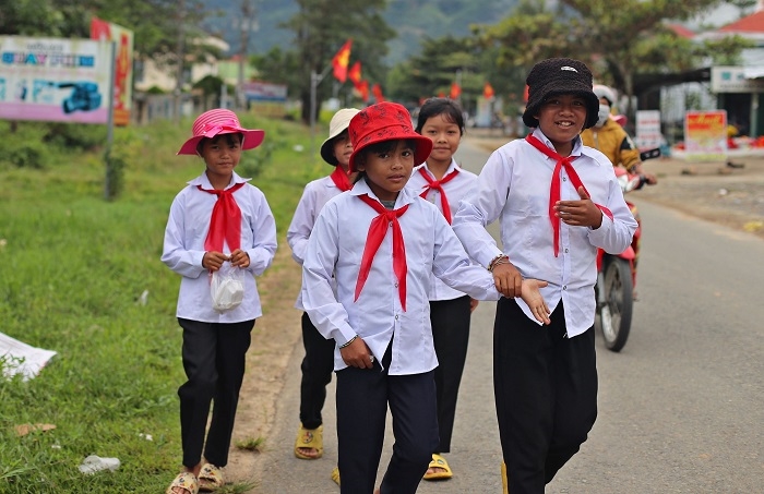 Niềm vui đến trường của học sinh người đồng bào DTTS ở xã Đạ Tông, huyện Đam Rông (Lâm Đồng)