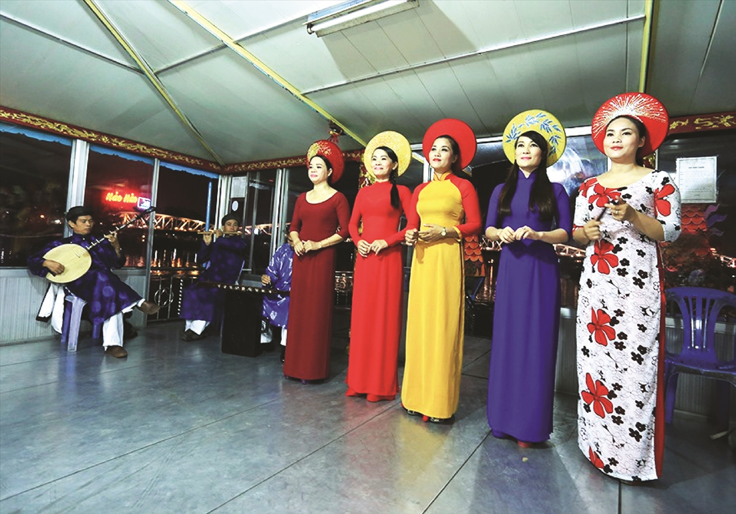 Các ca nương và nhạc công đều mặc áo dài truyền thống cùng biểu diễn ca Huế.