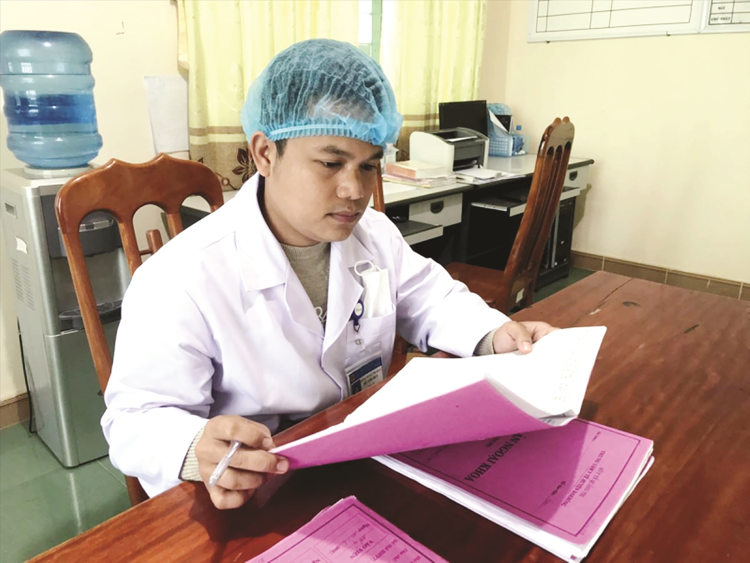 Ngoài tận tình khám, chữa bệnh; bác sĩ Hồ Văn Huy đã đóng góp lớn trong việc giúp đồng bào xóa bỏ hủ tục.