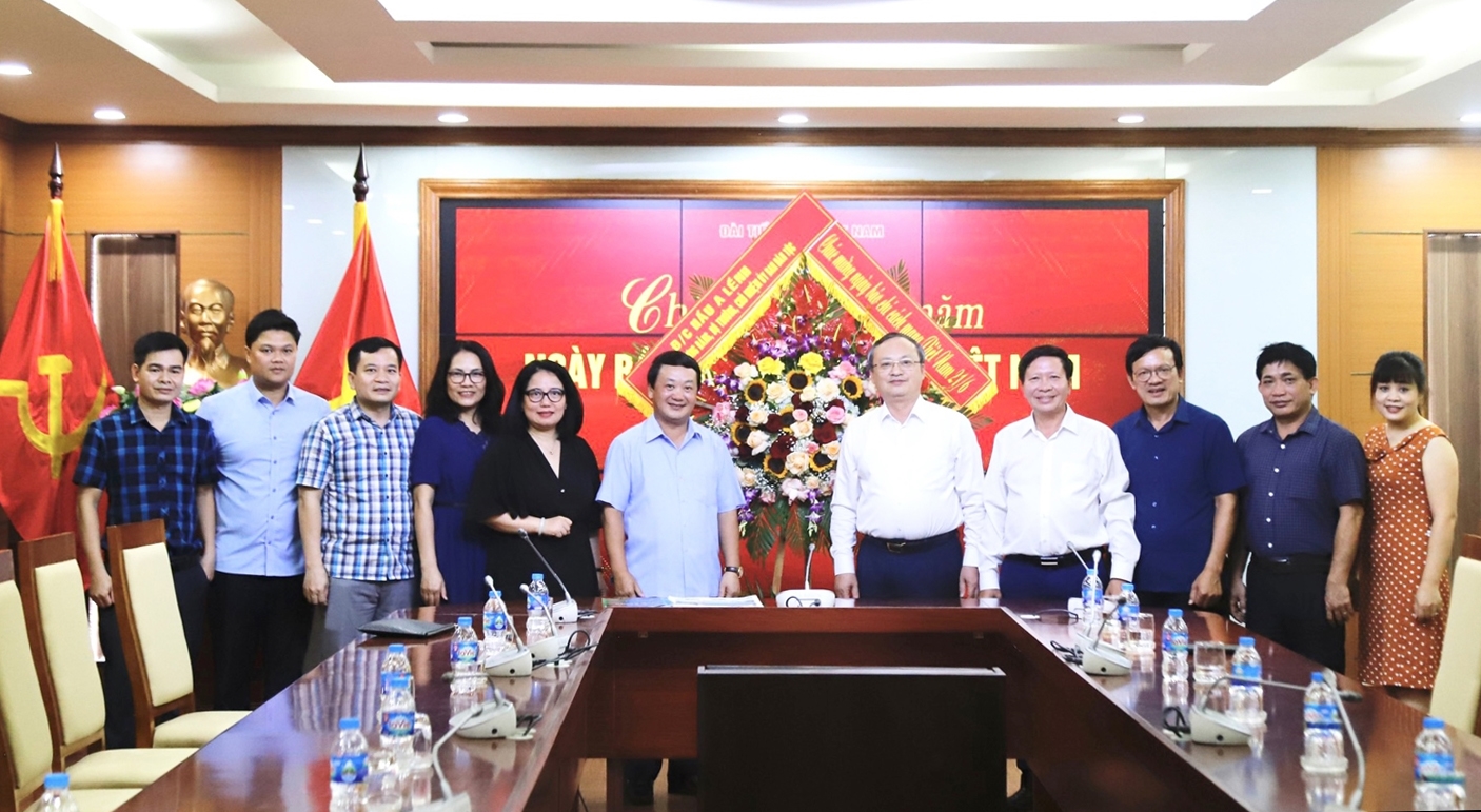 Bộ trưởng, Chủ nhiệm Ủy ban Dân tộc Hầu A Lềnh tặng hoa chúc mừng Đài Tiếng nói Việt Nam