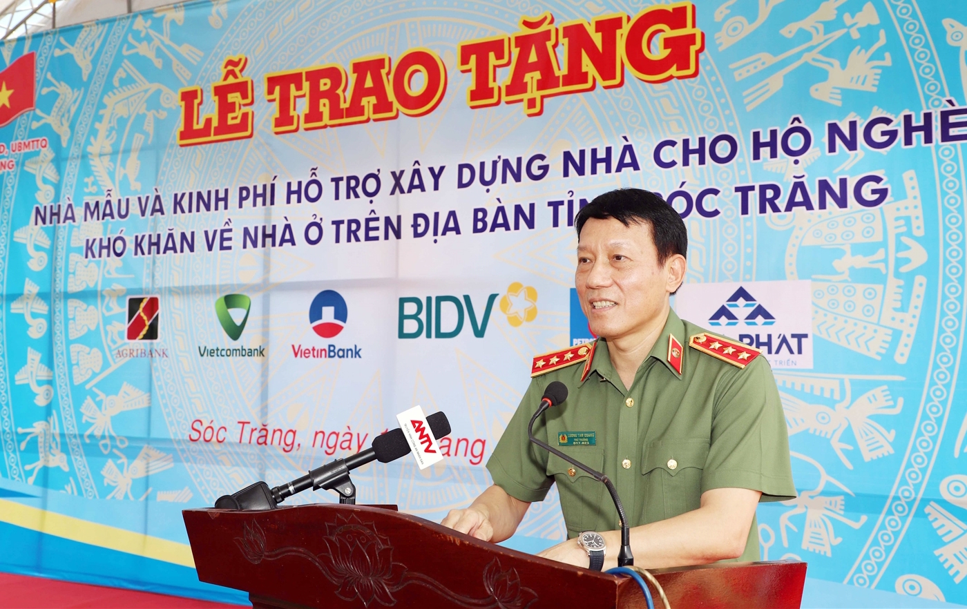 Thượng tướng Lương Tam Quang phát biểu tại buổi trao nhà mẫu và kinh phí hỗ trợ xây dựng 1.200 căn nhà cho đồng bào khó khăn vể nhà ở trên địa bàn tỉnh Sóc Trăng