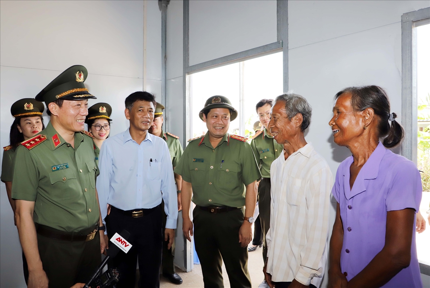 Vợ chồng ông Lý Hinh (bìa phải), dân tộc Khmer vui mừng cảm ơn lãnh đạo Bộ Công an và tỉnh Sóc Trăng đã hỗ trợ căn nhà mơ ước