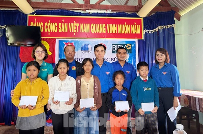 Học sinh khó khăn của huyện Krông Búk được nhận quà
