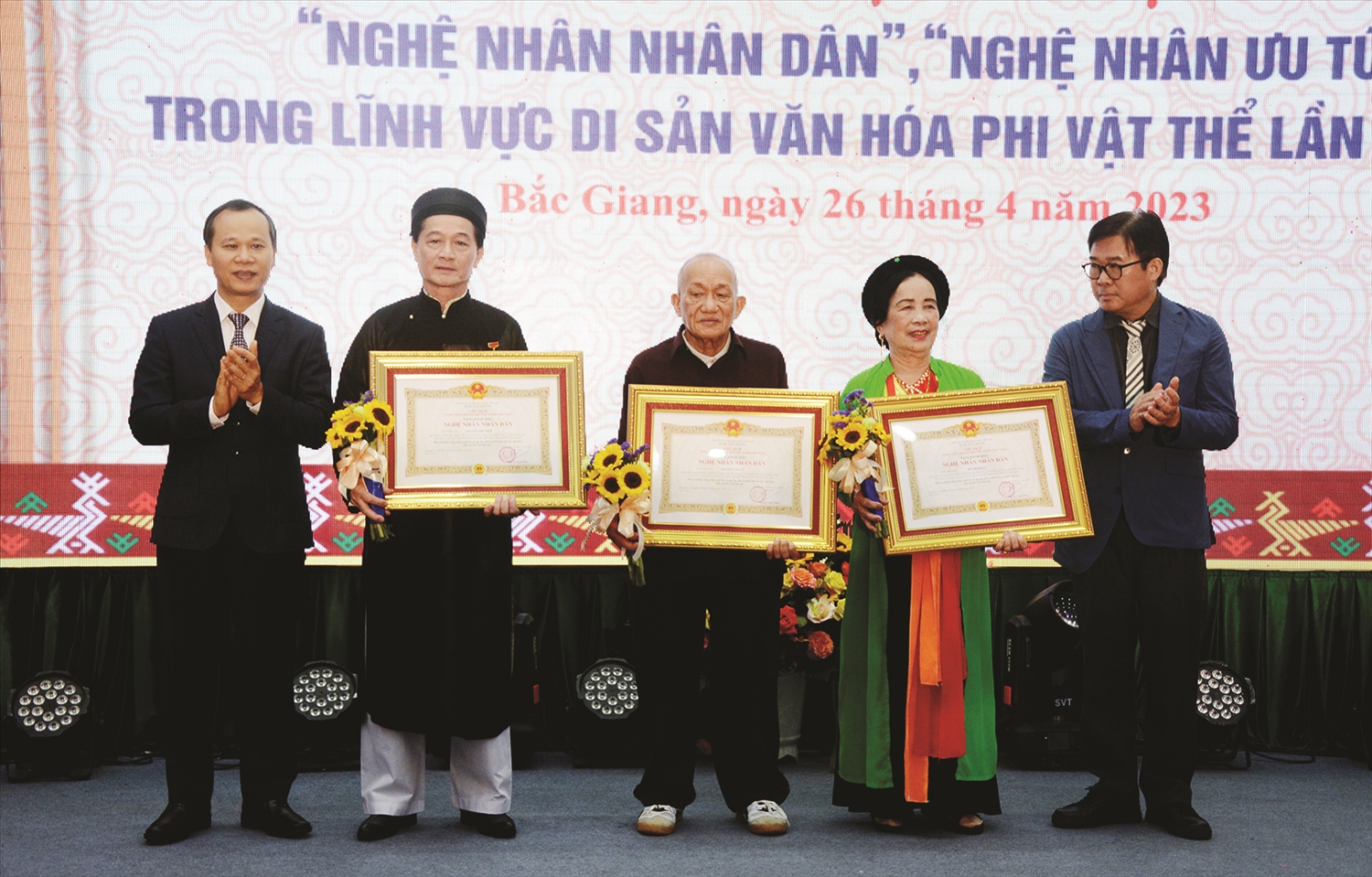 Các nghệ nhân: Nguyễn Phú Hiệp (thứ hai từ trái qua), Nguyễn Văn An (thứ ba từ trái qua), Đỗ Thị Khoa (thứ tư từ trái qua) đón nhận danh hiệu Nghệ nhân Nhân dân trong lĩnh vực Di sản văn hóa phi vật thể (năm 2023).