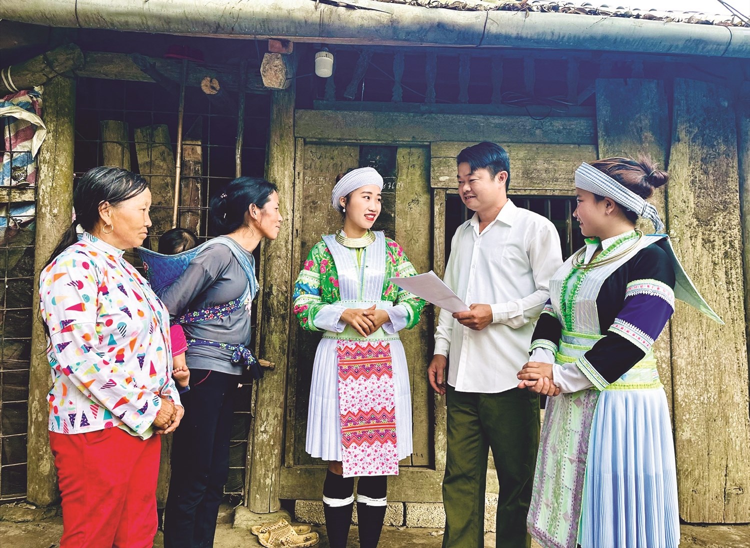 Bí thư Chi bộ, Trưởng thôn 8 Minh Tiến Lý Huỳnh Vi tuyên truyền chính sách, pháp luật cho bà con người Mông.