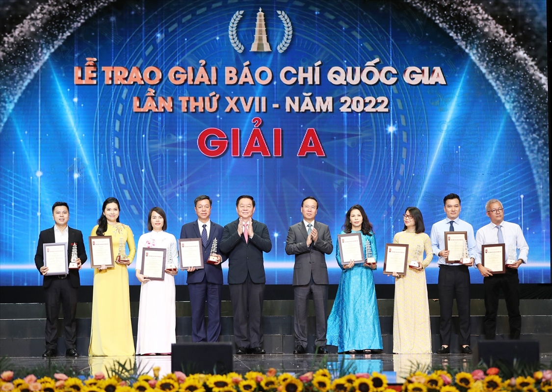 Chủ tịch nước Võ Văn Thưởng và Bí thư Trung ương Đảng, Trưởng Ban Tuyên giáo Trung ương Nguyễn Trọng Nghĩa trao giải A cho các tác giả, nhóm tác giả đoạt giải