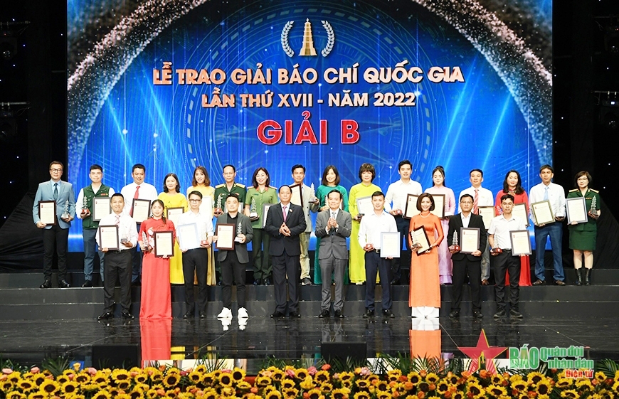 Ủy viên Trung ương Đảng, Phó Chủ tịch Quốc hội Trần Quang Phương và Ủy viên Trung ương Đảng, Phó Thủ tướng Chính phủ Trần Lưu Quang trao giải B cho các tác giả, nhóm tác giả đoạt giải