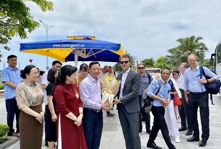 Lãnh đạo tỉnh Quảng Ninh tặng hoa chào mừng ngài Chair Daniel Caspary cùng Đoàn Nghị sĩ