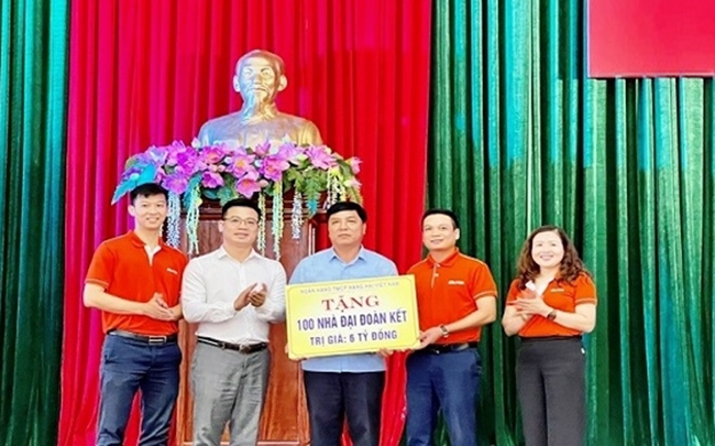 Đại diện lãnh đạo Ngân hàng Thương mại Cổ phần Hàng hải Việt Nam trao biển hỗ trợ xây nhà Đại đoàn kết cho lãnh đạo Ủy ban MTTQ huyện Mường Lát 