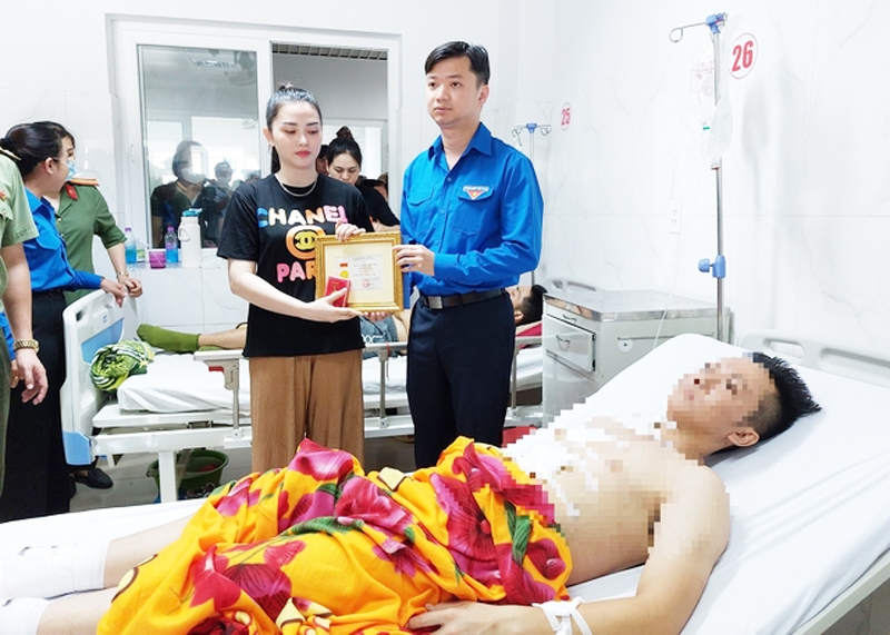 Bí thư Trung ương Đoàn, Chủ tịch Trung ương Hội Sinh viên Việt Nam Nguyễn Minh Triết thăm và trao tặng Huy hiệu “Tuổi trẻ dũng cảm” cho cán bộ bị thương đang điều trị tại bệnh viện. (Ảnh Hoàng Bình)