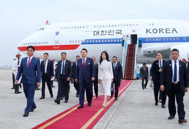 (Tin dẫn) Tổng thống Hàn Quốc và Phu nhân đến Hà Nội, bắt đầu chuyến thăm Việt Nam 1