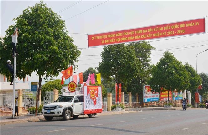 Huyện vùng sâu vùng xa, có đông dân tộc thiểu số Krông Bông (Đắk Lắk) treo băng rôn, khẩu hiệu tuyên truyền cuộc bầu cử. Ảnh tư liệu: Hoài Thu/TTXVN
