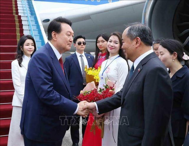 Chủ nhiệm Văn phòng Chủ tịch nước Lê Khánh Hải đón Tổng thống Hàn Quốc Yoon Suk Yeol và Phu nhân tại sân bay quốc tế Nội Bài