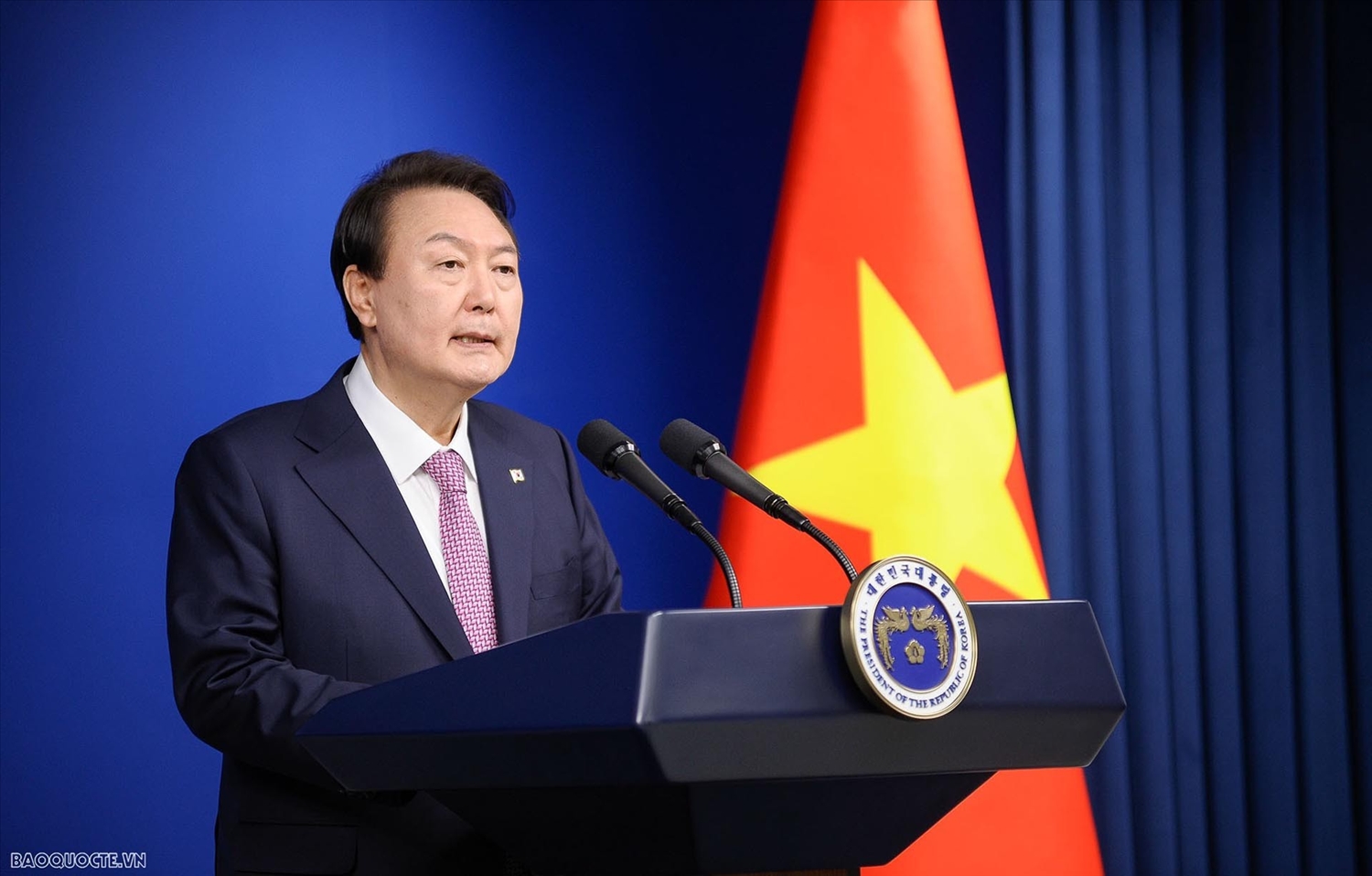 Tổng thống Hàn Quốc Yoon Suk Yeol phát biểu trong họp báo tuyên bố nâng cấp quan hệ Việt Nam - Hàn Quốc lên Đối tác chiến lược toàn diện. (Ảnh: Nguyễn Hồng)