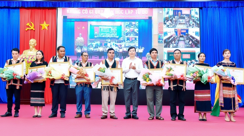 Lãnh đạo tỉnh Gia Lai tặng giấy khen cho các tập thể có thành tích xuất sắc trong xây dựng làng NTM trong vùng đồng bào DTTS giai đoạn 2018 - 2022