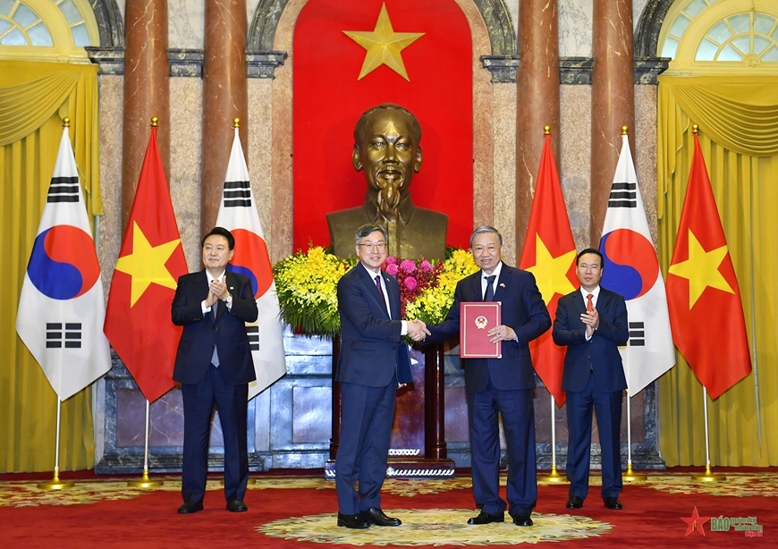 Chủ tịch nước Võ Văn Thưởng và Tổng thống Hàn Quốc Yoon Suk Yeol chứng kiến lễ trao Bản ghi nhớ hợp tác giữa Bộ Công an và Cơ quan Cảnh sát biển Hàn Quốc - Ảnh: Báo QĐND