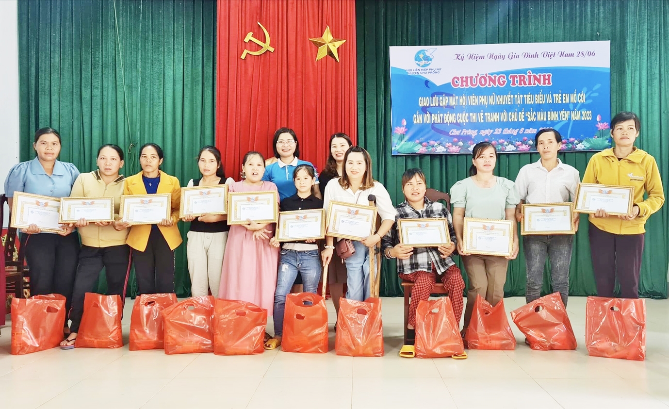 Hội Liên hiệp Phụ nữ huyện Chư Prông trao quà cho phụ nữ khuyết tật