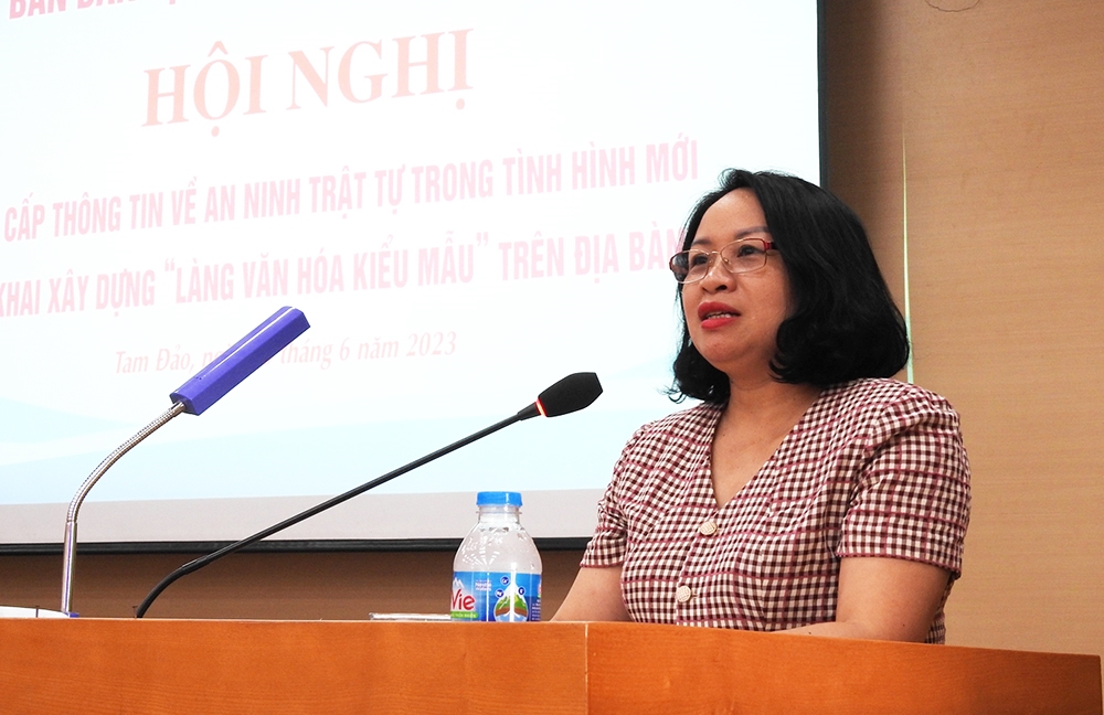 Phó Chủ tịch UBND huyện Tam Đảo Vũ Thị Bích Ngọc phát biểu tại Hội nghị