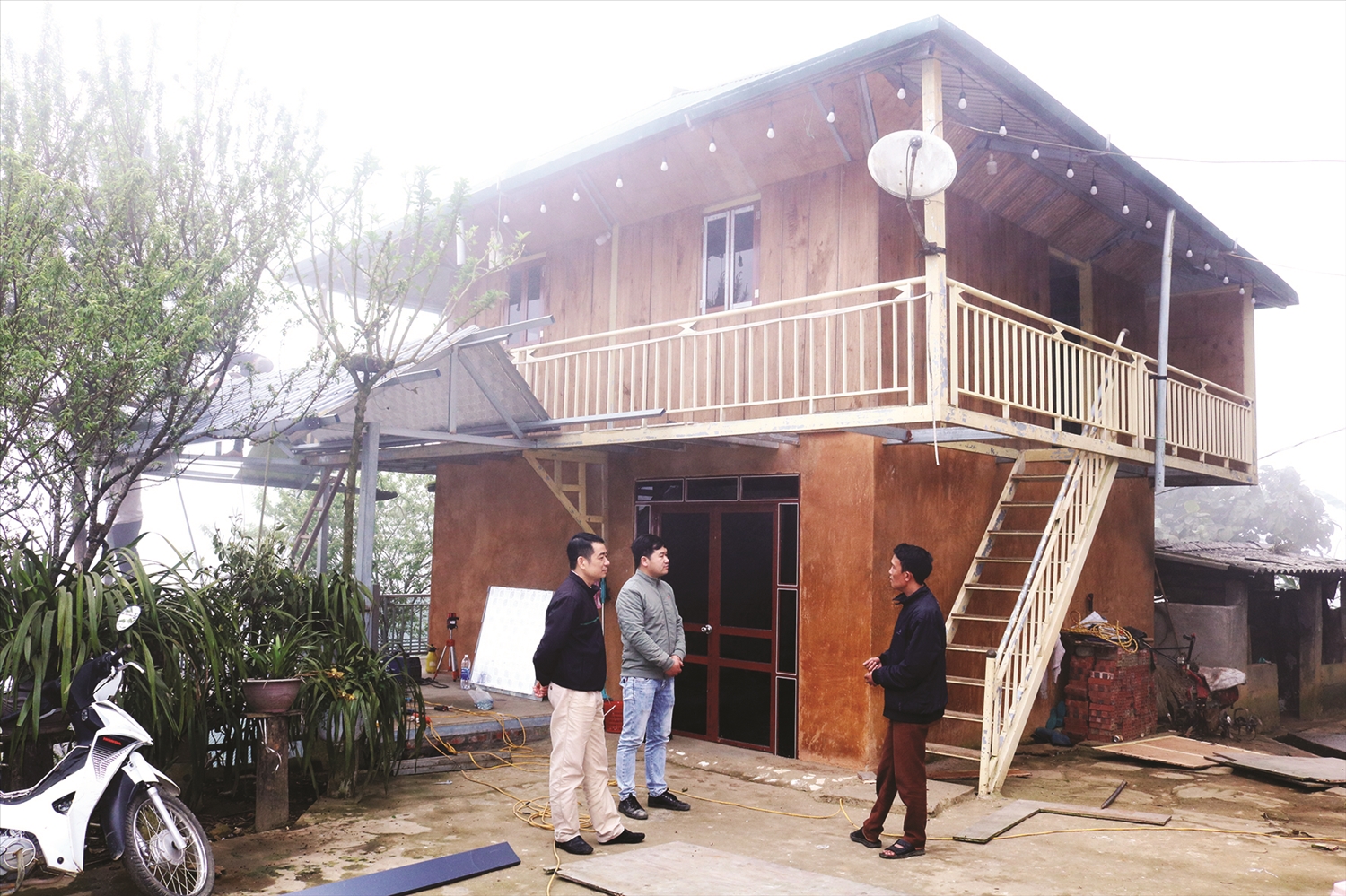 Anh Sần Hờ Lù, Bí thư Chi bộ thôn Choản Thèn (người bên phải ảnh) giới thiệu về Homestay của gia đình đang được hoàn thiện.