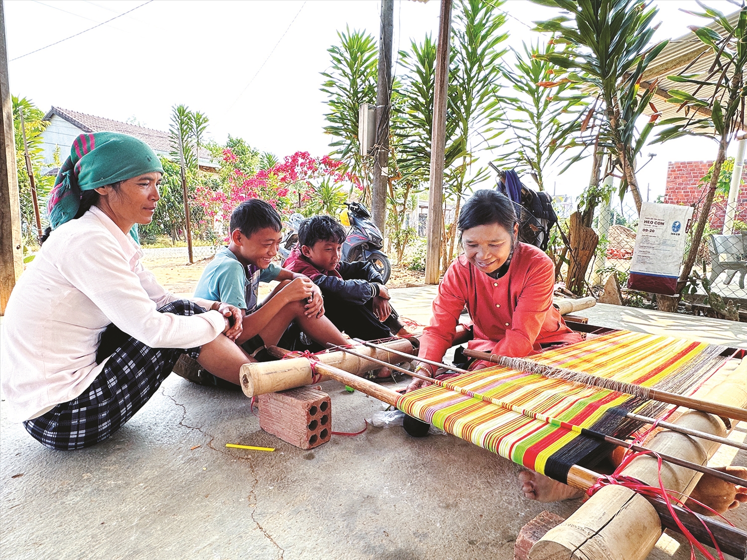 Người Gié Triêng ở xã Đắk Dục, huyện Ngọc Hồi vẫn giữ gìn nghề dệt truyền thống.