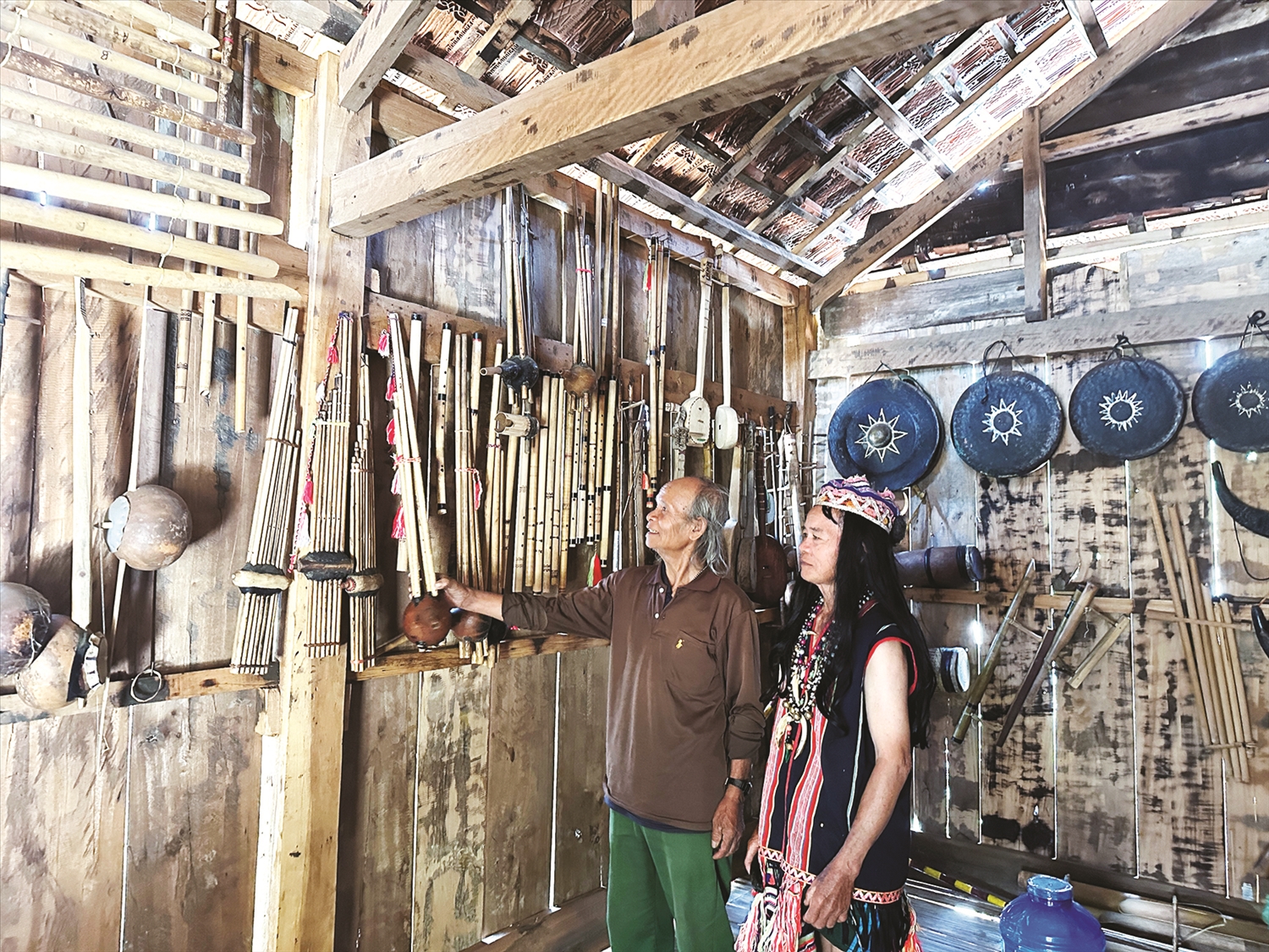 Đồng bào phấn khởi khi được Nhà nước đầu tư xây dựng “Nhà trưng bày nhạc cụ dân tộc Gié Triêng”.