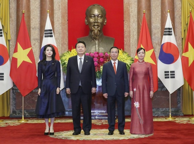Chủ tịch nước Võ Văn Thưởng và Phu nhân Phan Thị Thanh Tâm chào đón Tổng thống Yoon Suk Yeol và Phu nhân Kim Keon Hee thăm cấp Nhà nước tới Việt Nam - Ảnh: VGP