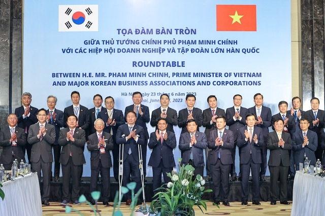 Thủ tướng Phạm Minh Chính và đại diện các hiệp hội doanh nghiệp/tập đoàn lớn của Hàn Quốc - Ảnh: VGP/Nhật Bắc