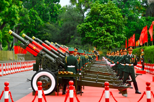 Trên nền quốc ca hai nước, 21 loạt đại bác bắn từ Hoàng thành Thăng Long trong nghi thức chào đón cao nhất dành cho nguyên thủ Hàn Quốc đến Việt Nam - Ảnh: Báo Tiền phong