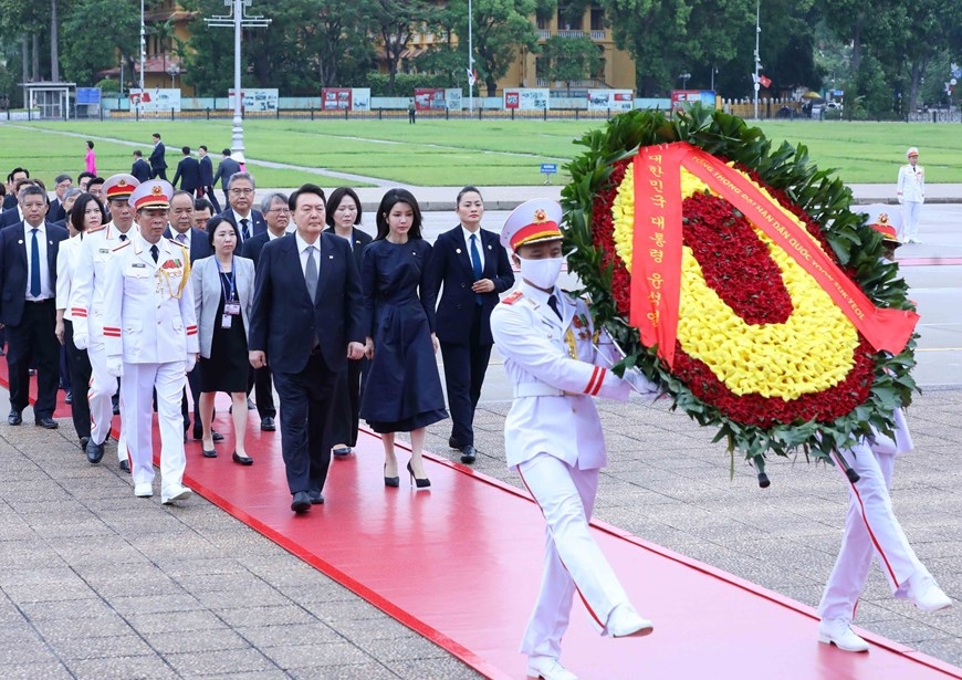 Tổng thống Hàn Quốc Yoon Suk Yeol và Phu nhân đến đặt vòng hoa và vào Lăng viếng Chủ tịch Hồ Chí Minh. Ảnh: An Đăng/TTXVN