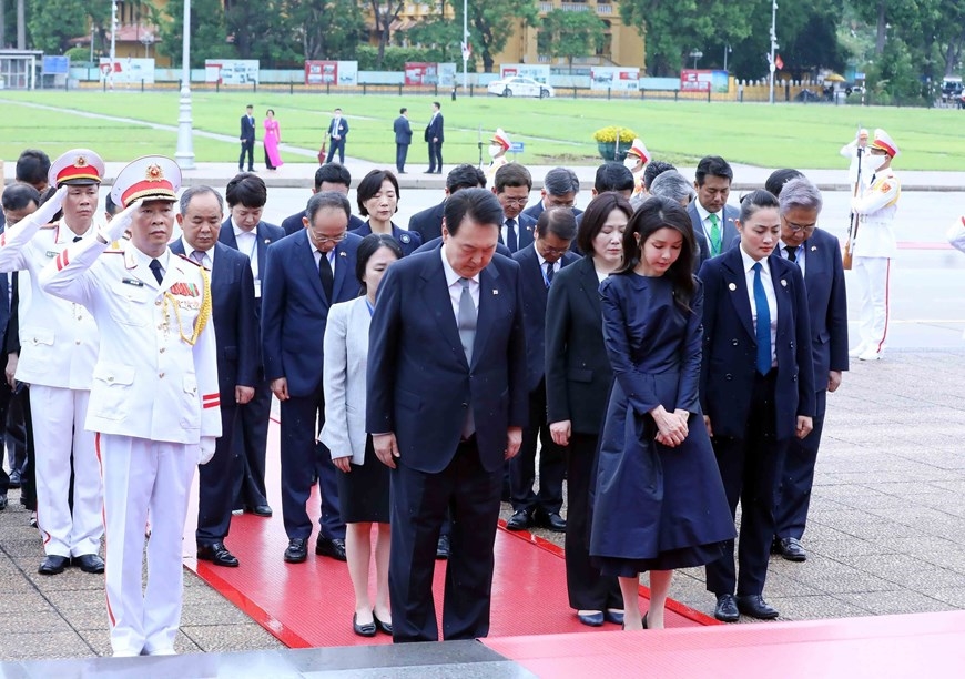 (Tin dẫn) Tổng thống Hàn Quốc Yoon Suk Yeol vào Lăng viếng Chủ tịch Hồ Chí Minh 2