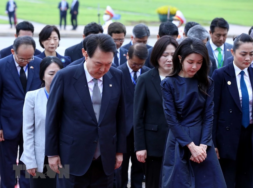 Tổng thống Hàn Quốc Yoon Suk Yeol và Phu nhân cùng các thành viên trong đoàn tưởng niệm Chủ tịch Hồ Chí Minh. Ảnh: An Đăng/TTXVN