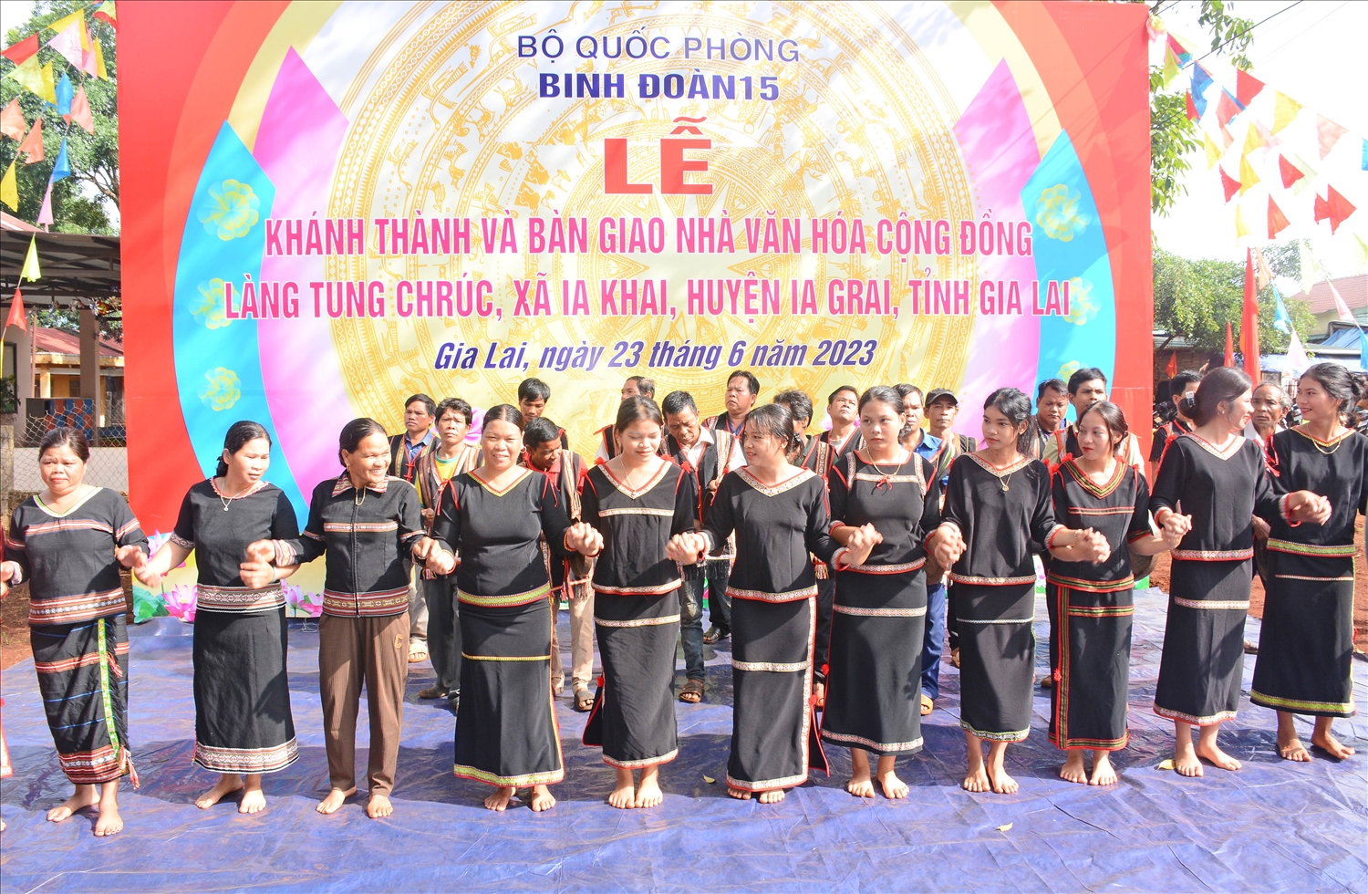 Dân làng Tung Chrúc hát múa mừng khánh thành Nhà văn hóa cộng đồng