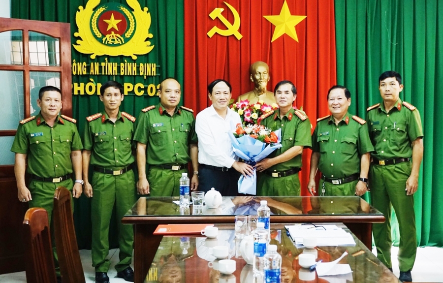 Chủ tịch UBND tỉnh Bình Định Phạm Anh Tuấn thăm, biểu dương thành tích xuất sắc của Phòng Cảnh sát hình sự (Ảnh Công an tỉnh Bình Định)