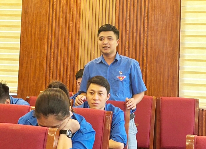 Phó Bí thư Đoàn Thanh niên UBDT Nguyễn Trường Giang phát biểu tại Hội nghị tập huấn