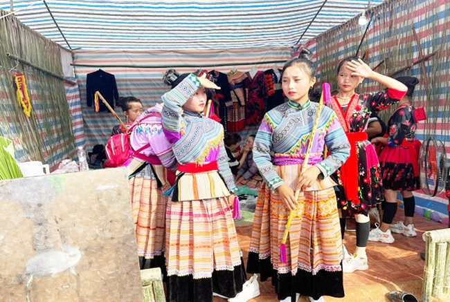 Ở Nà Bủng, thường ngày phụ nữ Mông, từ các em bé tới người già đều mặc trang phục truyền thống 
