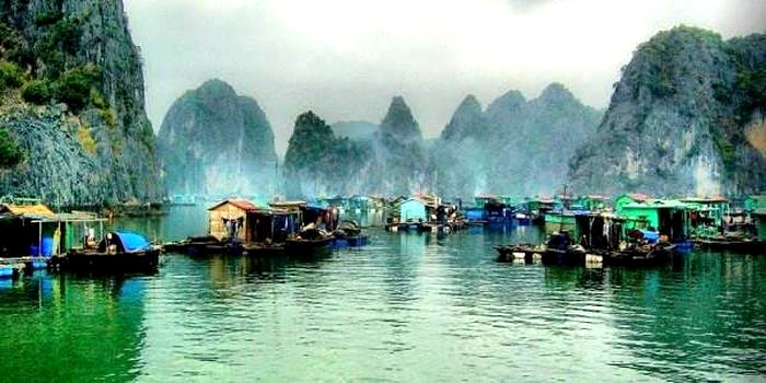 Làng chài Cửa Vạn (Quảng Ninh) là một trong những điểm vô cùng hấp dẫn, nằm giữa vịnh Hạ Long và vịnh Lan Hạ.
