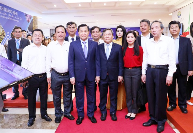 Phó Thủ tướng Lê Minh Khái cùng các đại biểu tham quan các gian hàng trưng bày, triển lãm, quảng bá hình ảnh, giới thiệu các sản phẩm chủ lực của tỉnh Quảng Bình. (Ảnh VGP)