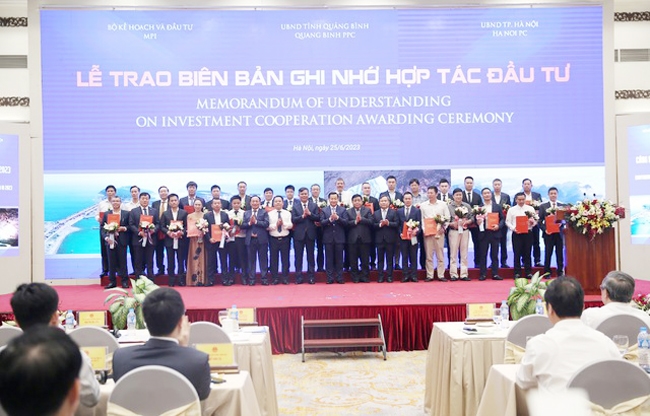 Phó Thủ tướng Lê Minh Khái cùng các đại biểu chứng kiến lãnh đạo tỉnh Quảng Bình UBND trao Biên bản ghi nhớ hợp tác đầu tư cho 28 nhà đầu tư, với tổng vốn đầu tư dự kiến hơn 112.000 tỷ đồng. (Ảnh VGP)