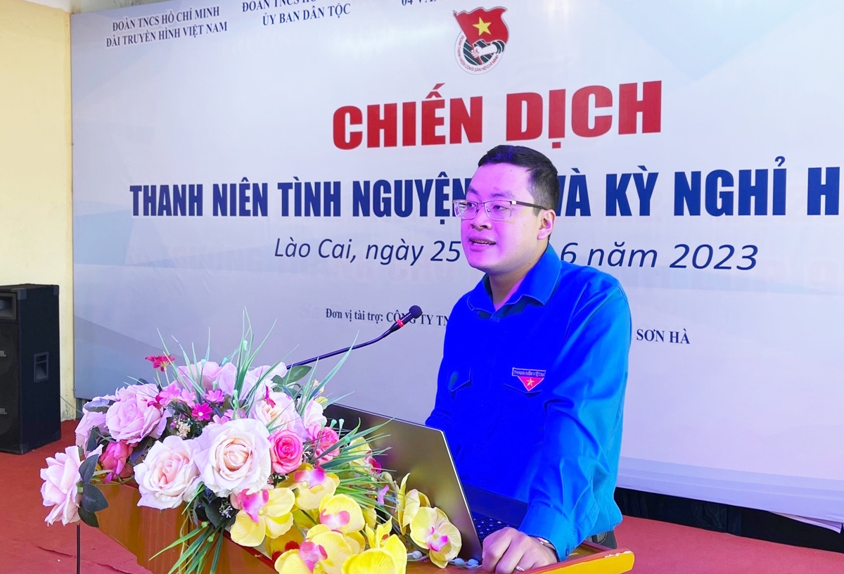 Anh Nguyễn Ngọc Sơn Tùng - Bí thư Đoàn thanh niên Văn phòng Chính phủ, đại diện cho đoàn công tác phát biểu tại Lễ trao tặng