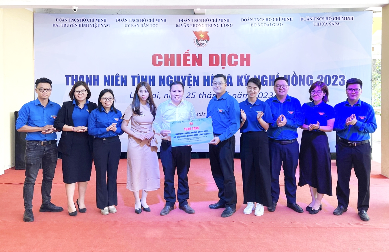 Thầy giáo Bùi Văn Huân - Hiệu trưởng Trường PTDT Nội trú THCS và THPT thị xã Sa Pa, tỉnh Lào Cai đón nhận quà của Đoàn công tác