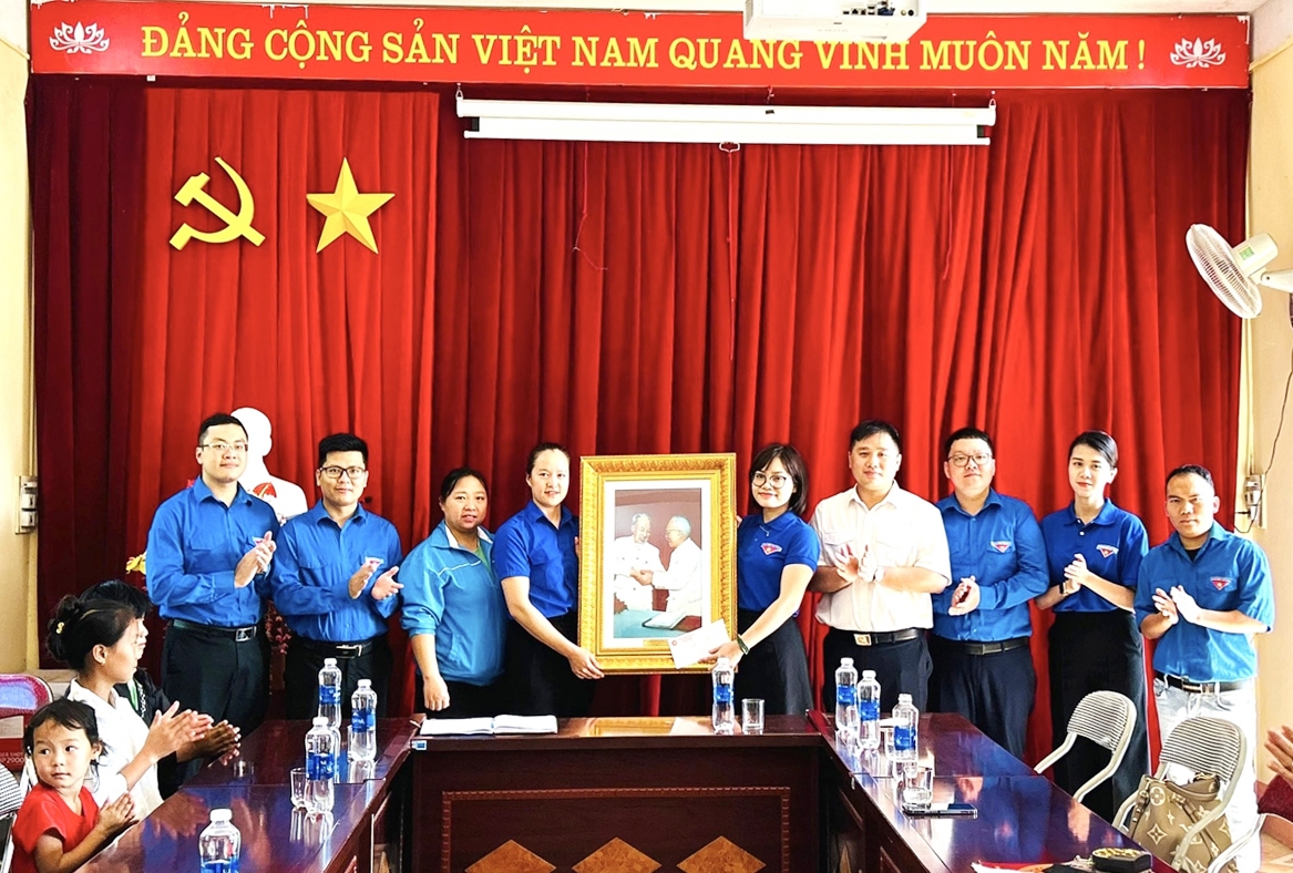 Đoàn UBDT và Chi đoàn 1 tổ chức "Ngày làm việc tốt" tại Trường PTDT Bán trú tiểu học và THCS xã Tả Van