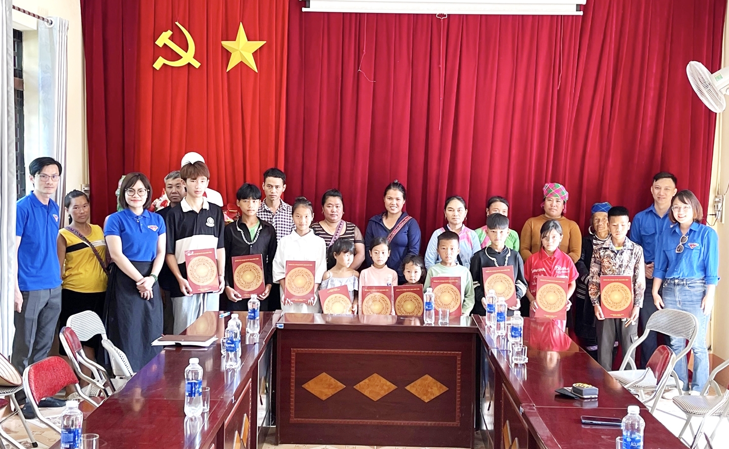 Đoàn UBDT và Chi đoàn 1 tổ chức "Ngày làm việc tốt" tại Trường PTDT Bán trú tiểu học và THCS xã Tả Van