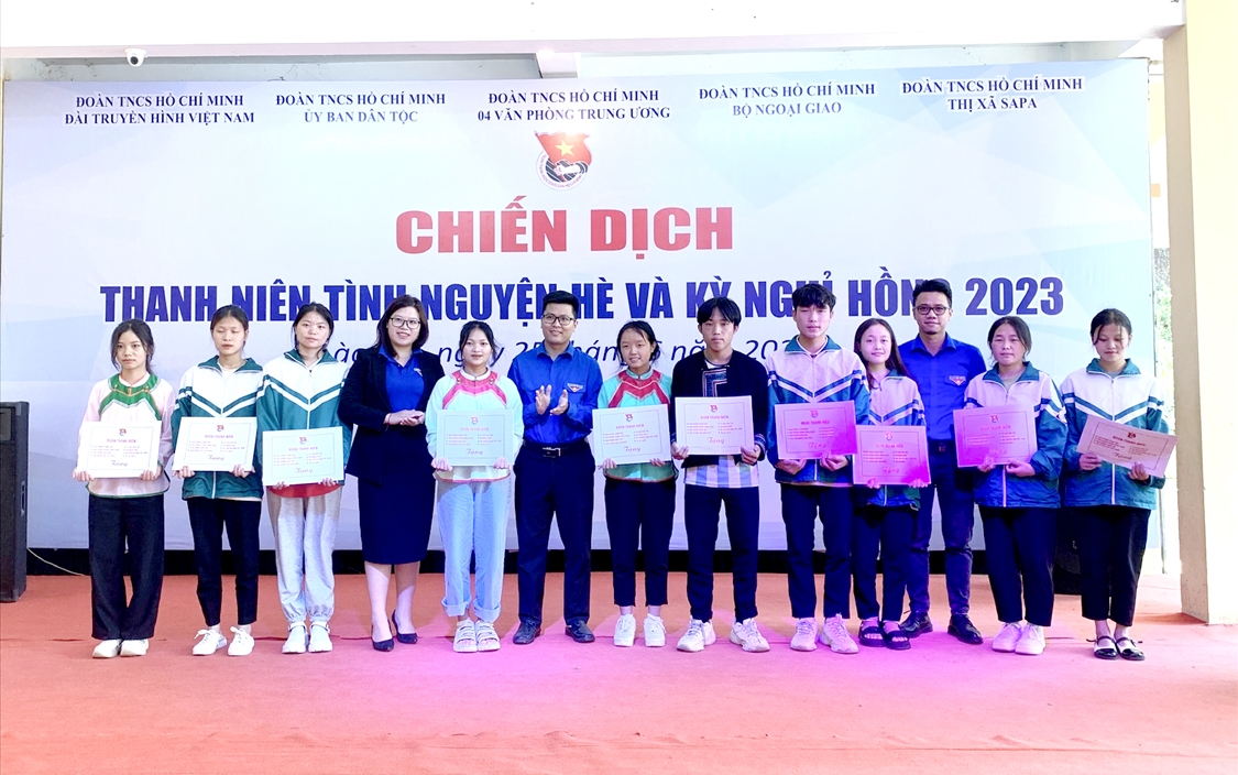 Đoàn công tác trao học bổng cho các em học sinh Trường PTDT Nội trú THCS và THPT thị xã Sa Pa, tỉnh Lào Cai