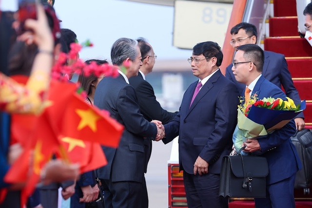 Đại diện Bộ Ngoại giao Trung Quốc chào đón Thủ tướng Phạm Minh Chính tại sân bay Bắc Kinh - Ảnh: VGP/Nhật Bắc