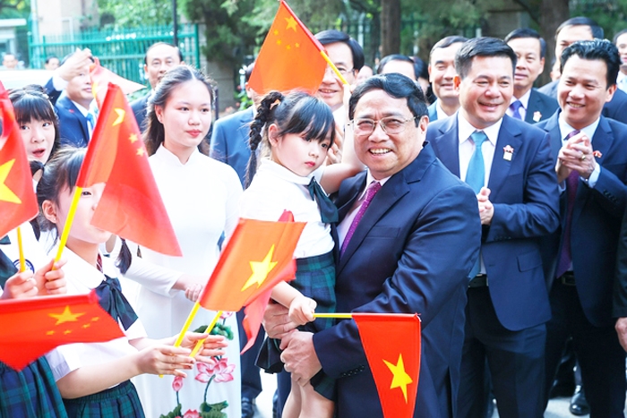 Chiều 25/6, ngay sau khi tới Bắc Kinh, Thủ tướng Phạm Minh Chính cùng Đoàn đại biểu Việt Nam đã gặp gỡ cán bộ, nhân viên Đại sứ quán Việt Nam và đại diện cộng đồng người Việt Nam tại Trung Quốc - Ảnh: VGP/Nhật Bắc