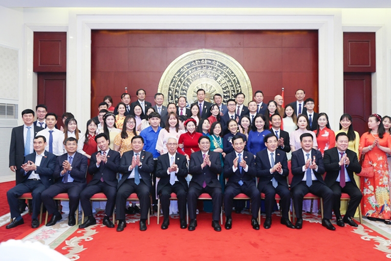 Thủ tướng mong cộng đồng người Việt tại Trung Quốc tiếp tục phát huy tinh thần tương thân tương ái, nêu cao lòng tự hào dân tộc, tinh thần đoàn kết, giúp đỡ nhau vượt qua khó khăn - Ảnh: VGP/Nhật Bắc
