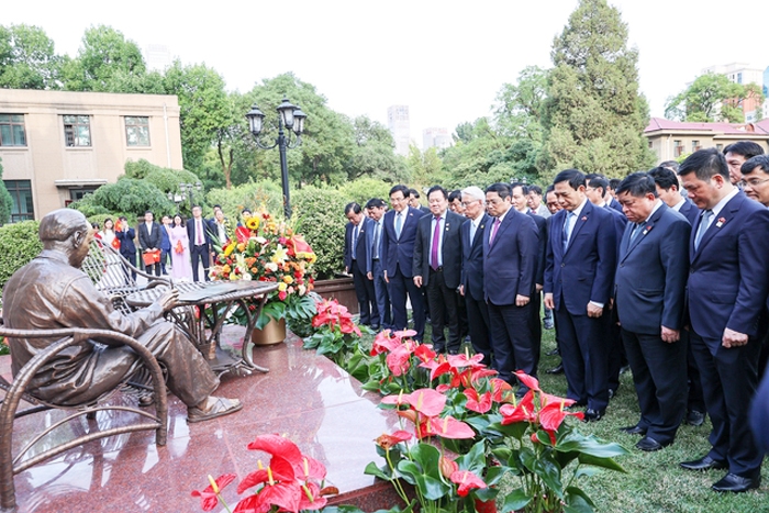 Thủ tướng và Đoàn công tác dâng hoa tại tượng đài Chủ tịch Hồ Chí Minh tại khuôn viên Đại sứ quán Việt Nam - Ảnh: VGP/Nhật Bắc
